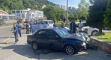 Motosiklete çarpıp karşı şeride geçti: 2 yaralı