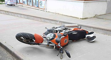 Motosikletle metrelerce sürüklenen sürücü yaralandı