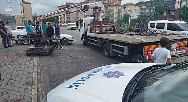 Motosikletteki gençler dönüş yapan araçla çarpıştı
