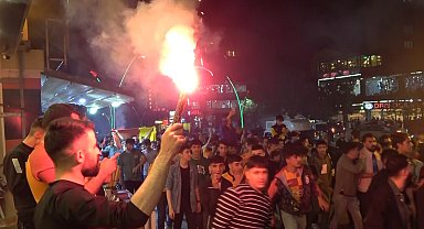 Muş'ta Galatasaray taraftarı şampiyonluğu ve Fenerbahçe galibiyetini coşku ile kutladı