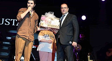 Mustafa Ceceli en güzel şarkılarını 'gül şehri' için söyledi