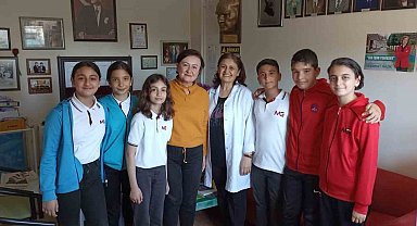 Nezaket kulübü Muhtar Nezahet Nazik'i ziyaret edip şiirlerini hediye etti