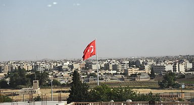 Nusaybin'de Suriye sınırına yakın noktada Türk bayrağı dikildi