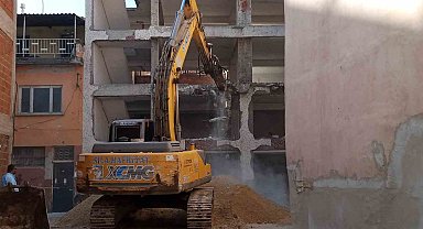 O bina yıkılmaya başlandı