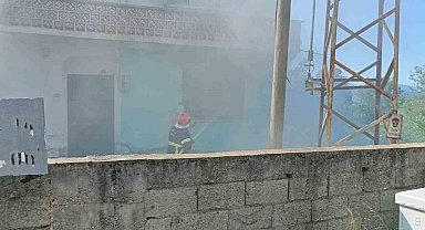 Ocakta unutulan yemek mutfağı kül etti