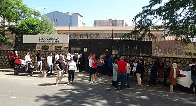 Öğrenciler sınavda, aileler dışarıda AYT heyecanı yaşıyor