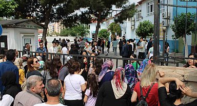 Öğrenciler sınavda, veliler dışarıda ter döktü