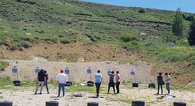 Öğrencilere atış eğitimi