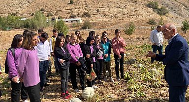 Öğrencilere tarlada ata tohumun ve organik tarımın önemi anlatıldı