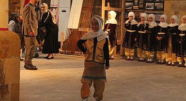 Öğrencilerin tanıtımını yaptığı ehram defilesi renkli görüntülere sahne oldu