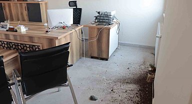 Öğretmene sinirlendi, müdüre saldırıp odayı dağıttı