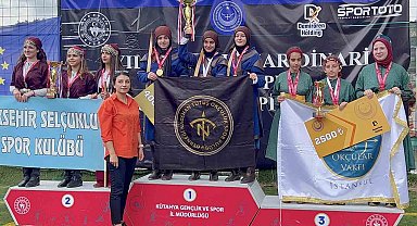 Okçuluk yarışmasında kuzenler şampiyon oldu