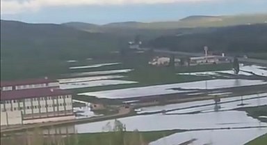 Okul bahçesi sular altında kaldı, öğrenciler birbirini sırtladı