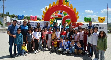 Okul bahçesine kurulan balon park öğrencilerin neşe kaynağı oldu