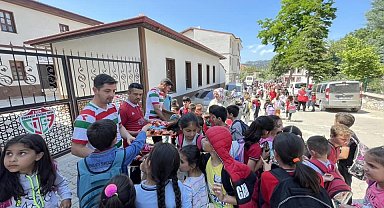 Okul çıkışı öğrencilere kek dağıttılar