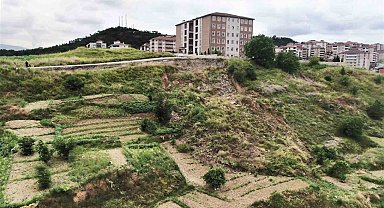 Okul yakınındaki heyelan tedirgin etti