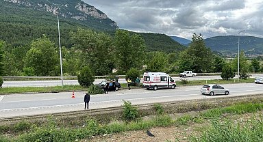 Önce direğe ardından ağaca çarpan otomobil sürücüsü yaralandı