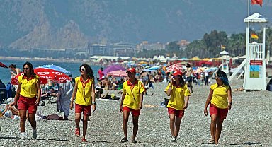 Onları gören erkekler boğulma numarası yapıyor