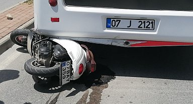 Önünde duran minibüsü fark eden motosiklet sürücüsü direksiyonunu bırakıp kendini yere attı