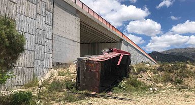 Önünde kaza yapan otomobile çarpmamak için köprüden uçtu