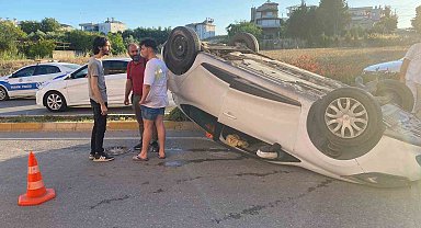 Önüne çıkan araca çarpmamak için direksiyonu kırdı, refüje çıkıp ters döndü