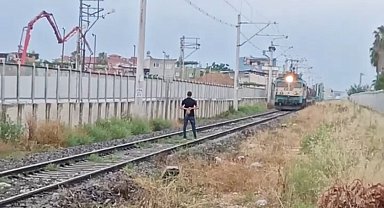 Önüne geçtiği treni durdu, hiçbir şey olmamış gibi gitti