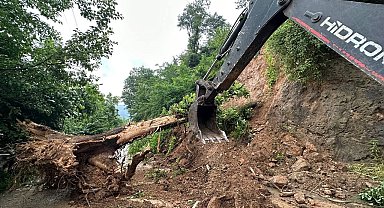 Ordu'da 3 ilçeyi birbirine bağlayan yolda heyelan