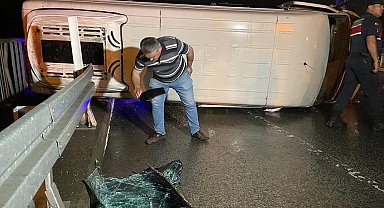 Ordu'da virajı alamayan yolcu minibüsü devrildi: 3 yaralı