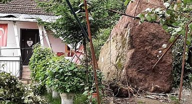 Ordu'da yamaçtan düşen dev kaya parçası eve çarptı