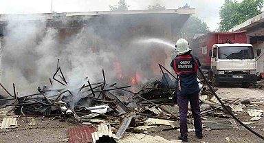 Ordu'da yıkılan işyerinde çıkan yangın paniğe neden oldu