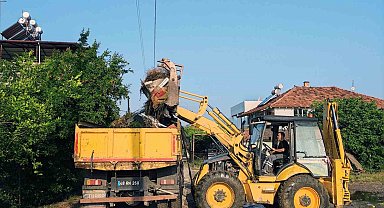 Ortaca'da yol kenarlarındaki büyüyen otlar temizleniyor