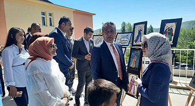 Ortaokul öğrencilerinden görsel sanatlar sergisi