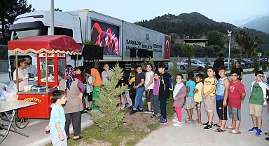 Osmaniye'de açık havada sinema keyfi