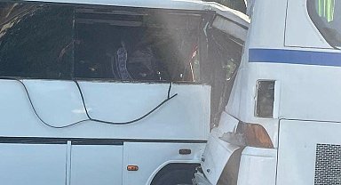 Otel servis otobüsüne servis midibüsü çarptı