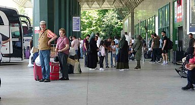 Otogarda bayram yoğunluğu başladı: Kimi tatile kimi aile ziyaretine gidiyor