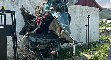 Otomobil adeta düz duvara tırmandı