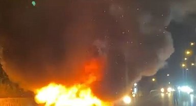 Otomobil alev topuna döndü: Sürücü son anda kurtuldu