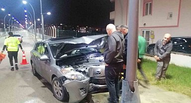 Otomobil aydınlatma direğine çarptı: 1 yaralı