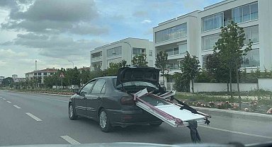 Otomobil bagajına yüklenen kapılar sürücüleri tedirgin etti