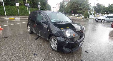 Otomobil ile hafif ticari araç çarpıştı: 1 yaralı