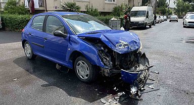 Otomobil ile hafif ticari araç çarpıştı: 2 yaralı