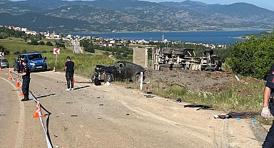 Otomobil ile kamyon çarpıştı, ölü ve yaralılar var