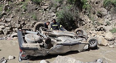 Otomobil köprüden dereye uçtu: 1 ölü 1 yaralı