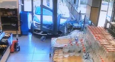 Otomobil markete daldı, o anlar saniye saniye güvenlik kamerasına yansıdı