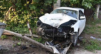 Otomobil önce çöp konteynerine sonra bariyerlere çarptı: 1 yaralı