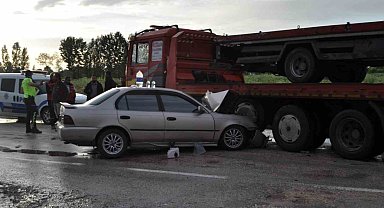 Otomobil oto kurtarıcıya çarptı: 3 yaralı