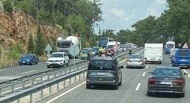 Otomobil park halindeki beton mikserine çarptı: 1'i ağır 2 yaralı