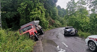 Otomobil park halindeki kamyona çarptı: 1 yaralı