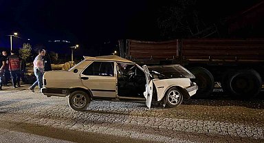 Otomobil, park halindeki kamyona ok gibi saplandı: 1 yaralı