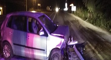 Otomobil refüje çarptı: 2 yaralı